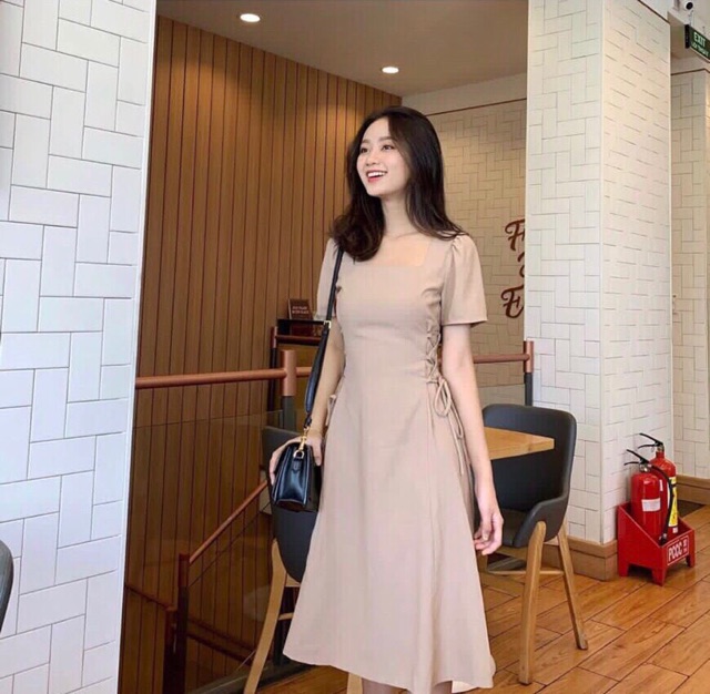 ĐẦM XOÈ ĐAN EO CỔ VUÔNG TAY NGẮN | BigBuy360 - bigbuy360.vn