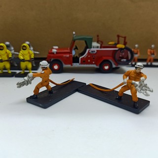 Mô hình Nhật Figure Fig Lính cứu hỏa 1/64 Tomica Rescue Fire Force - 1 lính phá cửa bằng kìm thủy lực Made in Japan 2002