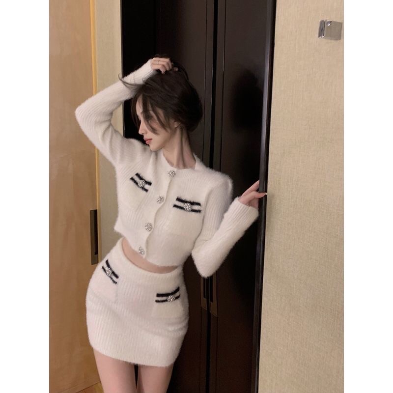 Áo khoác len cardigan + chân váy ôm body