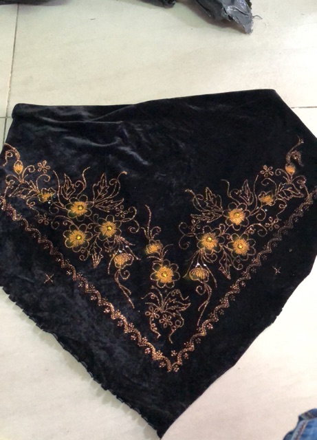 Khăn nhung tam giác quàng đầu cho bà !!