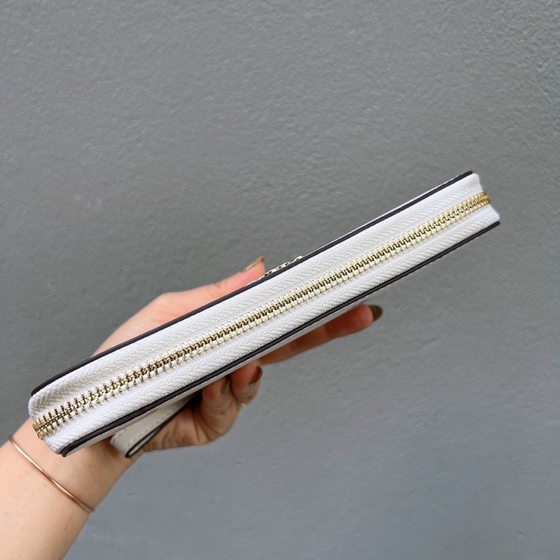 Ví dài Coach da thật, màu xinh, kèm móc tay tiện dụng, siêu nhiều ngăn