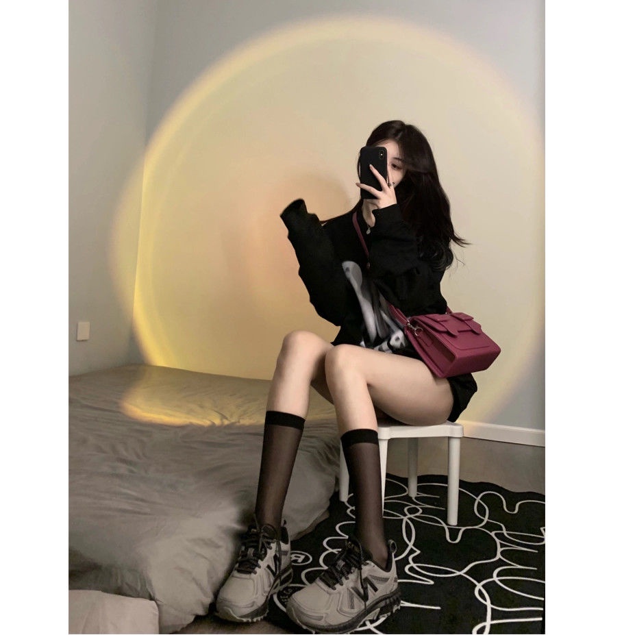 Áo Hoodie Dáng Rộng Màu Đen Dài Vừa Phải Ngọt Ngào Dễ Phối Đồ Cho Nữ
