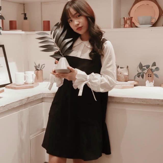 Váy cổ sen liền yếm hai dây thắt nơ tay