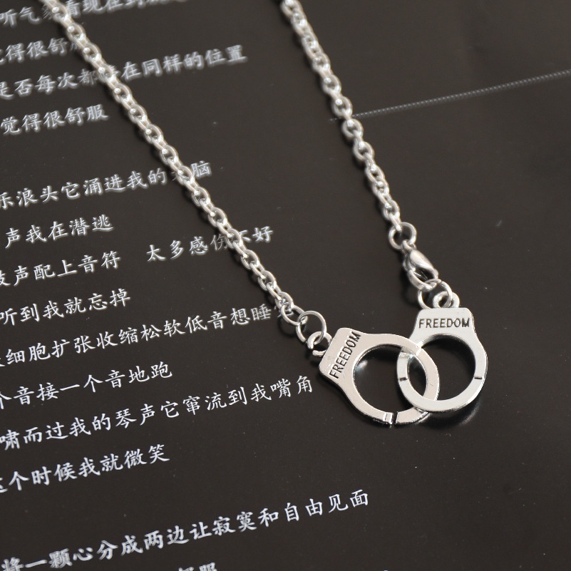 Vòng cổ Mặt Hình Còng Tay Phong Cách Hip hop Cá Tính Cho Nam Và Nữ