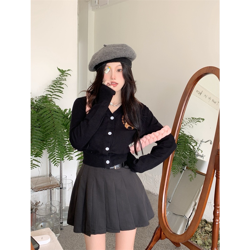 Bộ Áo Dệt Kim Tay Dài Cổ Chữ V Thêu Hình Gấu Phối Chân Váy Ngắn Xếp Ly Lưng Cao Thời Trang Cho Nữ