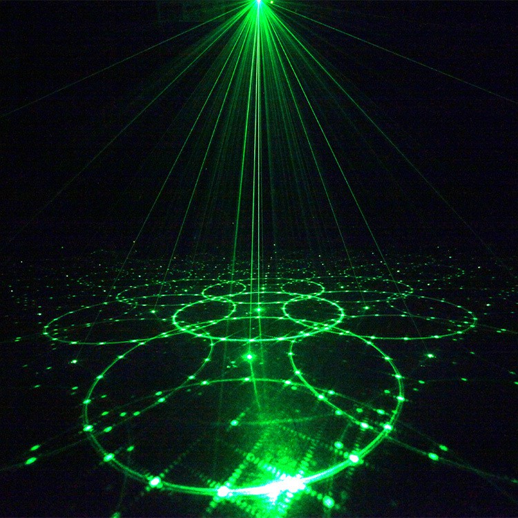 Đèn nháy theo nhạc 6 mắt laser chiếu 64 hình, đèn phòng bay chiếu ánh sáng laser có điều khiển từ xa.