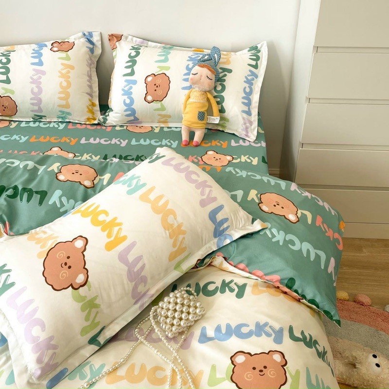 Bộ Drap &amp; Chăn Phao Cotton Poly Gấu Lucki Xanh