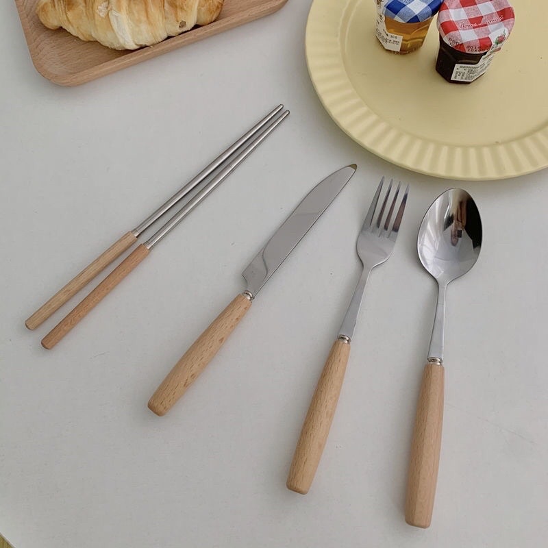 Bộ thìa đũa inox chống gỉ với cán gỗ tiện dụng có hộp đựng phù hợp cho văn phòng và học sinh