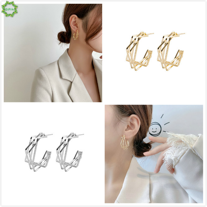 Khuyên tai chữ C thiết kế độc đáo