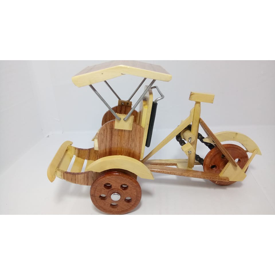 Xe xích lô gỗ nhỏ