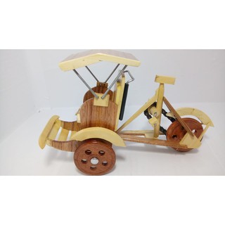 Xe xích lô gỗ nhỏ