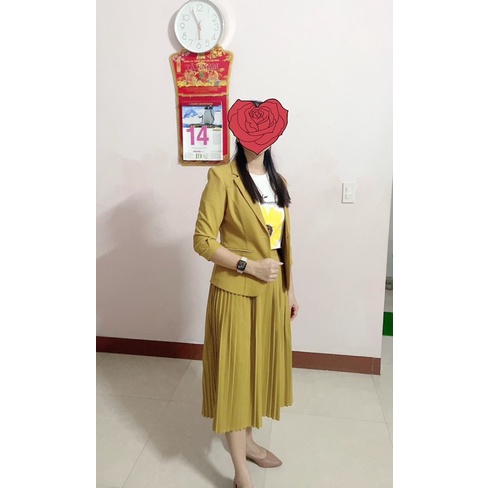 Bộ đồ vest màu vàng hiệu L.O.J chân váy xếp ly size M