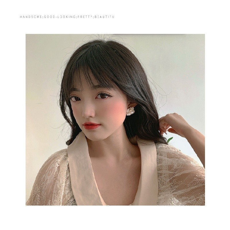 Khuyên tai mặt hình hoa trà đính ngọc trai nhân tạo thời trang Hàn Quốc