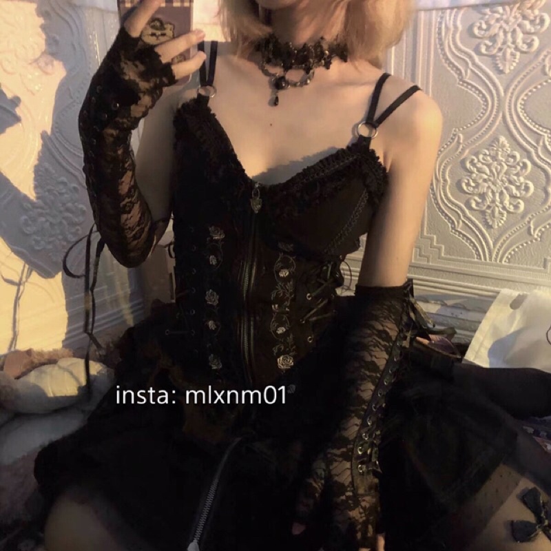 Găng tay đan chéo gothic