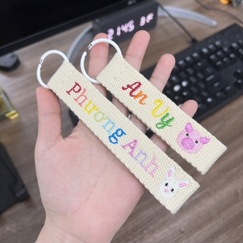 Nametag, móc khoá thêu tên theo yêu cầu