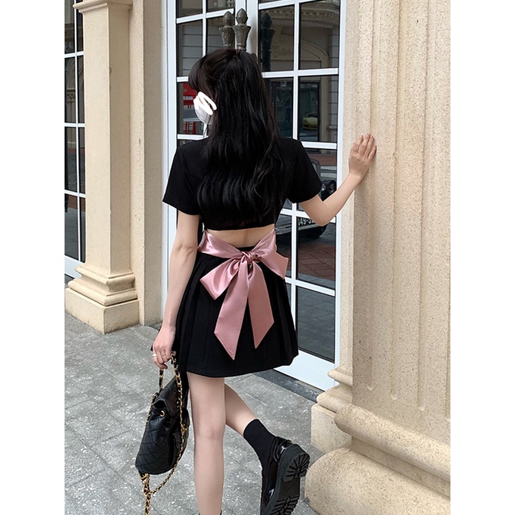 M162 - Váy vest Ulzzang thêu logo chân váy xếp ly hở lưng thắt nơ (2 màu)