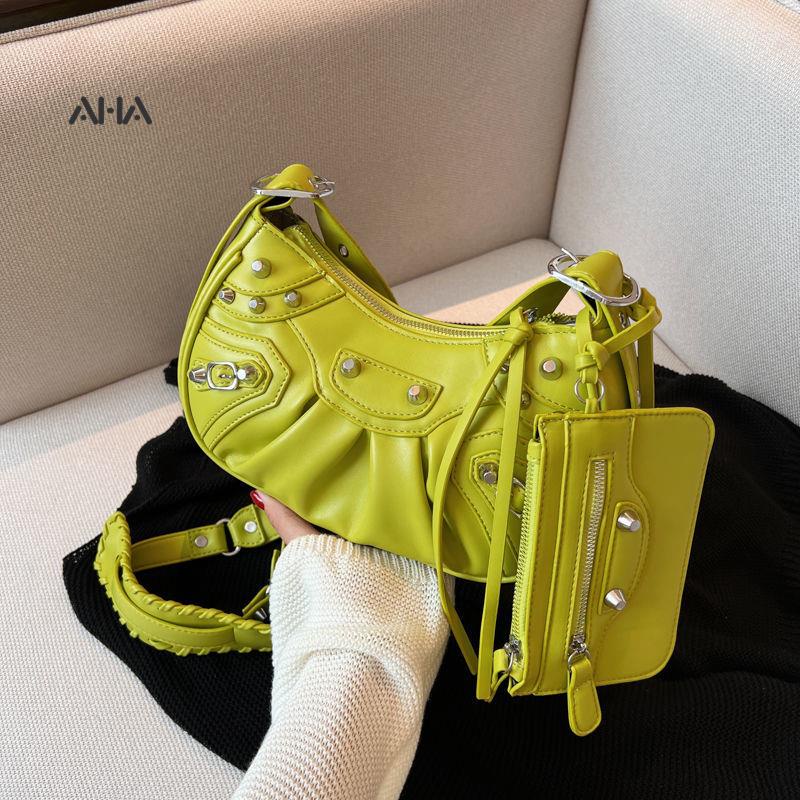 Túi xách AHA official đính đinh tán phong cách thời trang dành cho nữ