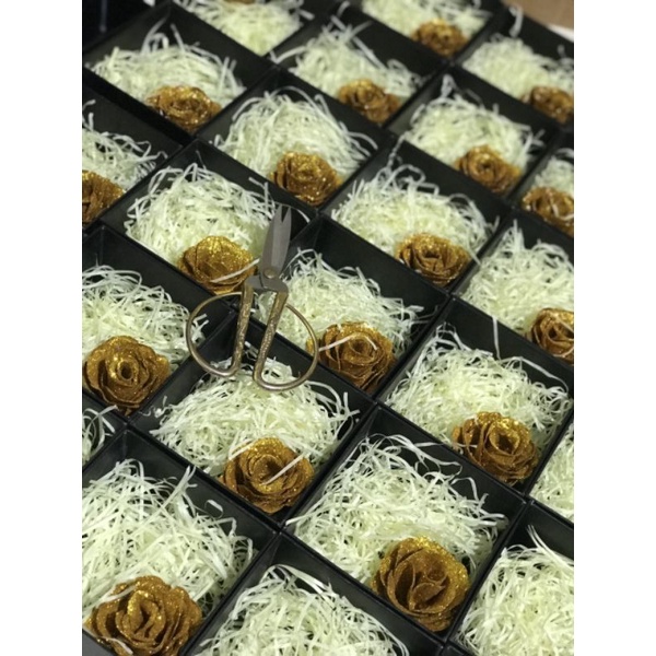 Hộp đựng quà tặng kèm hoa nhũ +giấy rơm.