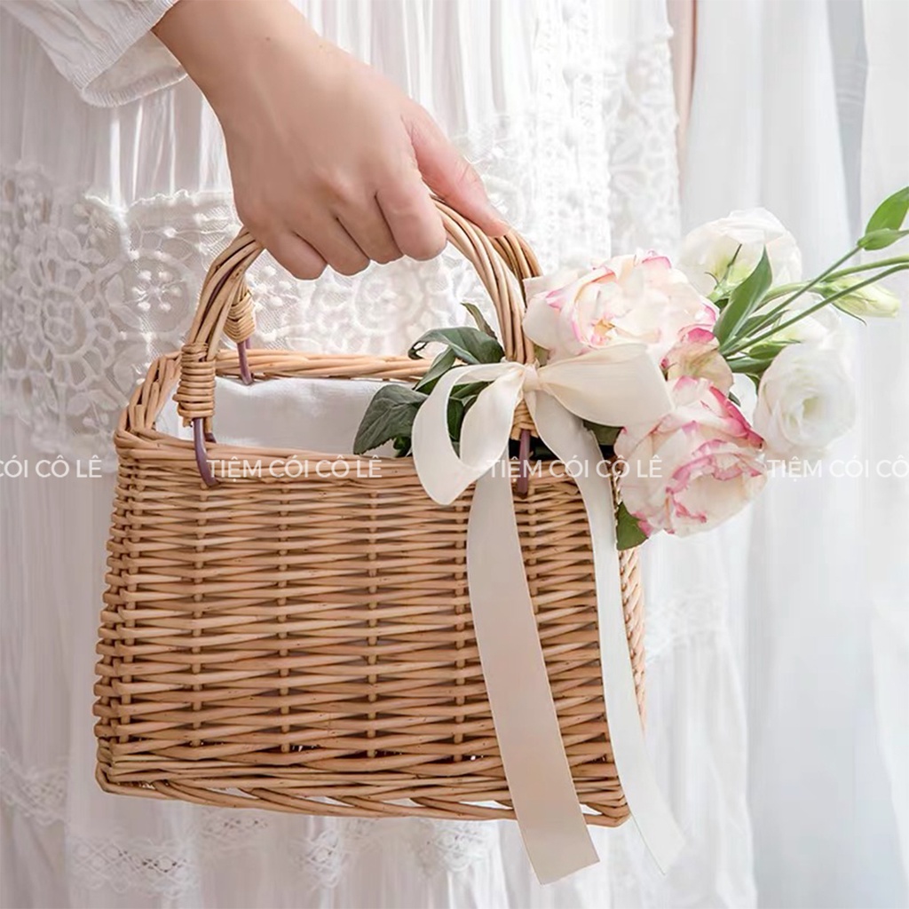 Giỏ mây đính nơ ruy băng, túi xách đi biển, phụ kiện chụp ảnh, làn cắm hoa tiện dụng - Tiệm Cói Cô Lê