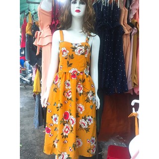 đầm vàng thắt nơ lưng.