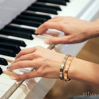 Vòng tay LOVE không đính đá