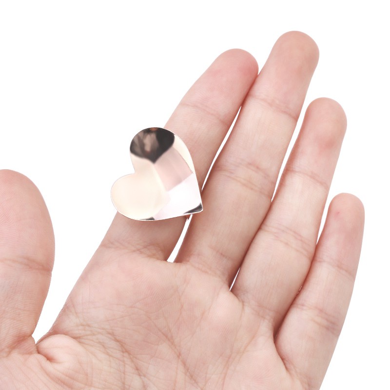 Một trái tim màu hồng hình cao su... Dán mắt lại. Khung hình sắc tố.