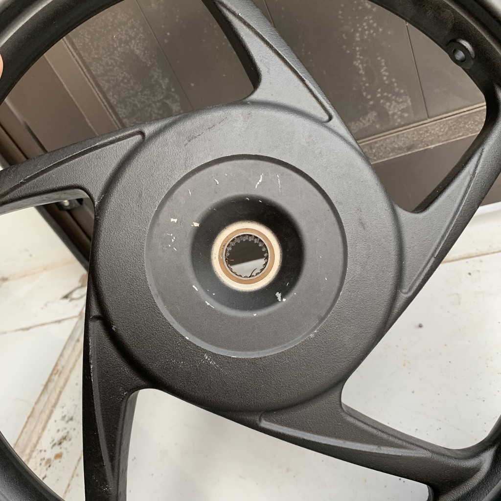 Mâm (vành) đúc sau xe Click và AirBlade cũ đời đầu 5 nan màu đen zin chính hãng Honda