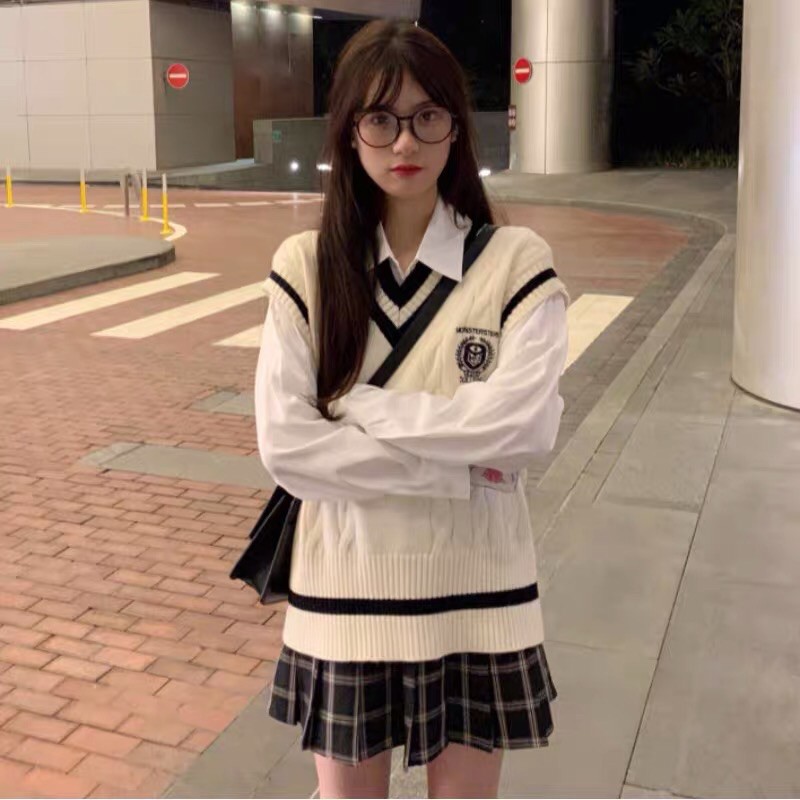 Set áo sơmi trắng tay dài phối gile len thêu phù hiệu, chân váy caro xếp ly lưng cao phong cách đồng phục học sinh