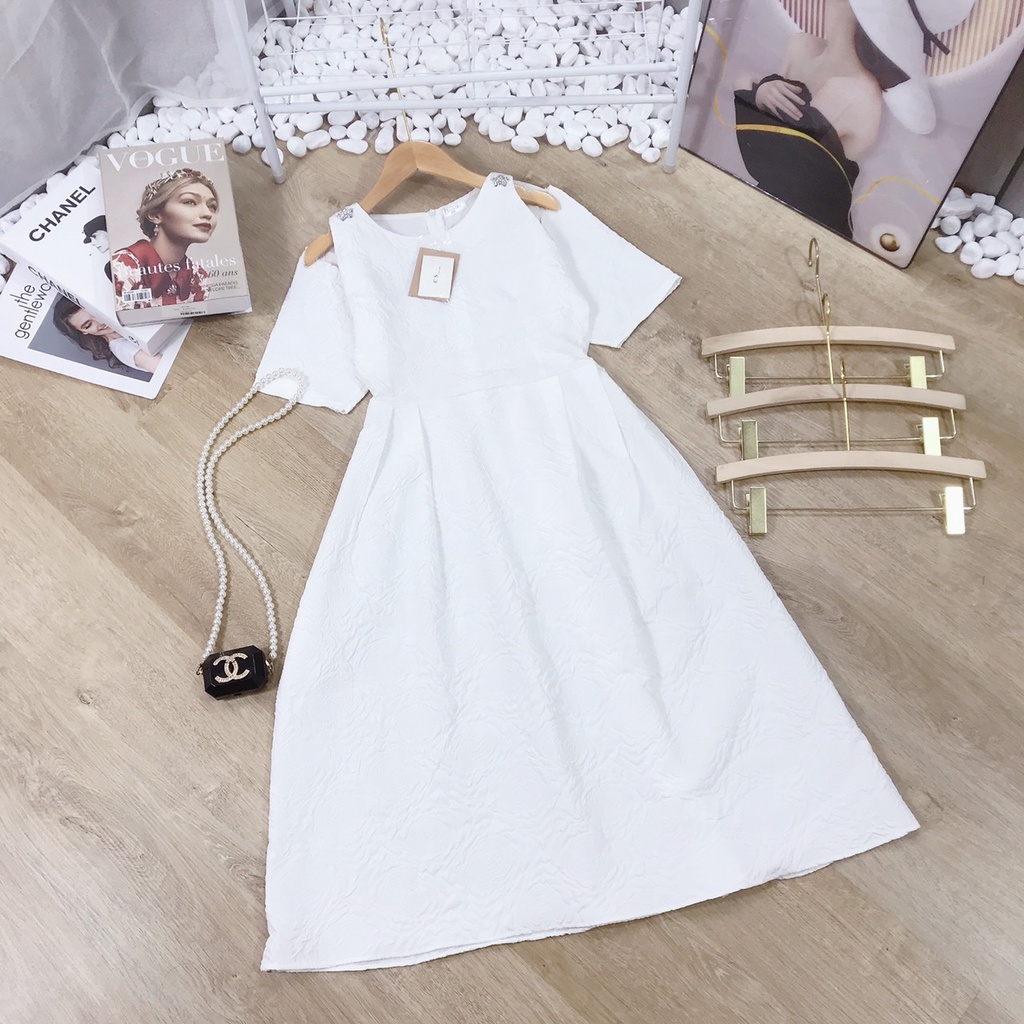 Đầm Trắng Hở Vai Gấm Hoa Chất Xốp Đính Hoa Đá Có Khóa Lưng, Váy Trắng Hở Vai Gấm Hoa ShopXinh888888