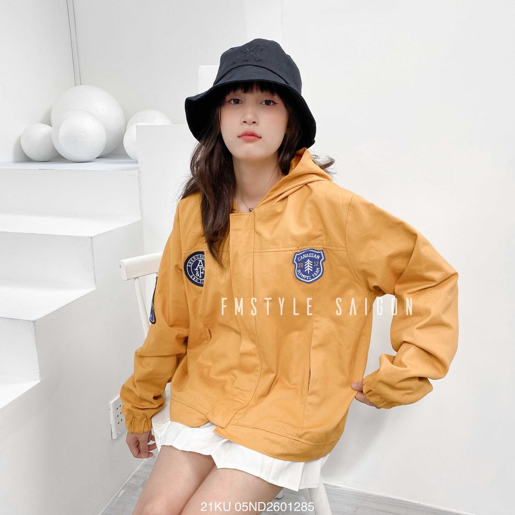 Áo khoác kaki nữ form rộng, áo gió có nón chống nắng 2 túi thêu logo ulzzang thời trang FmStyle SaiGon 21KU05ND2601 -