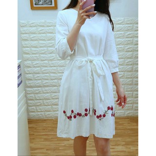Váy linen trắng thêu hoa dây