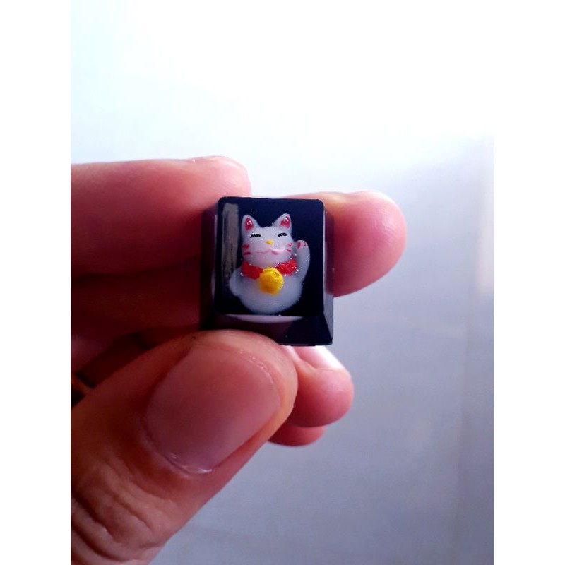 Keycap artisan mèo thần tài trang trí bàn phím cơ gaming.