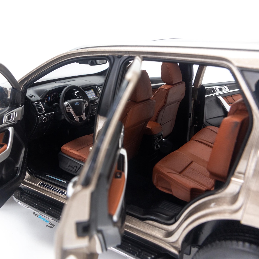 Mô hình xe Ford Everest Titanium 1:18 Dealer