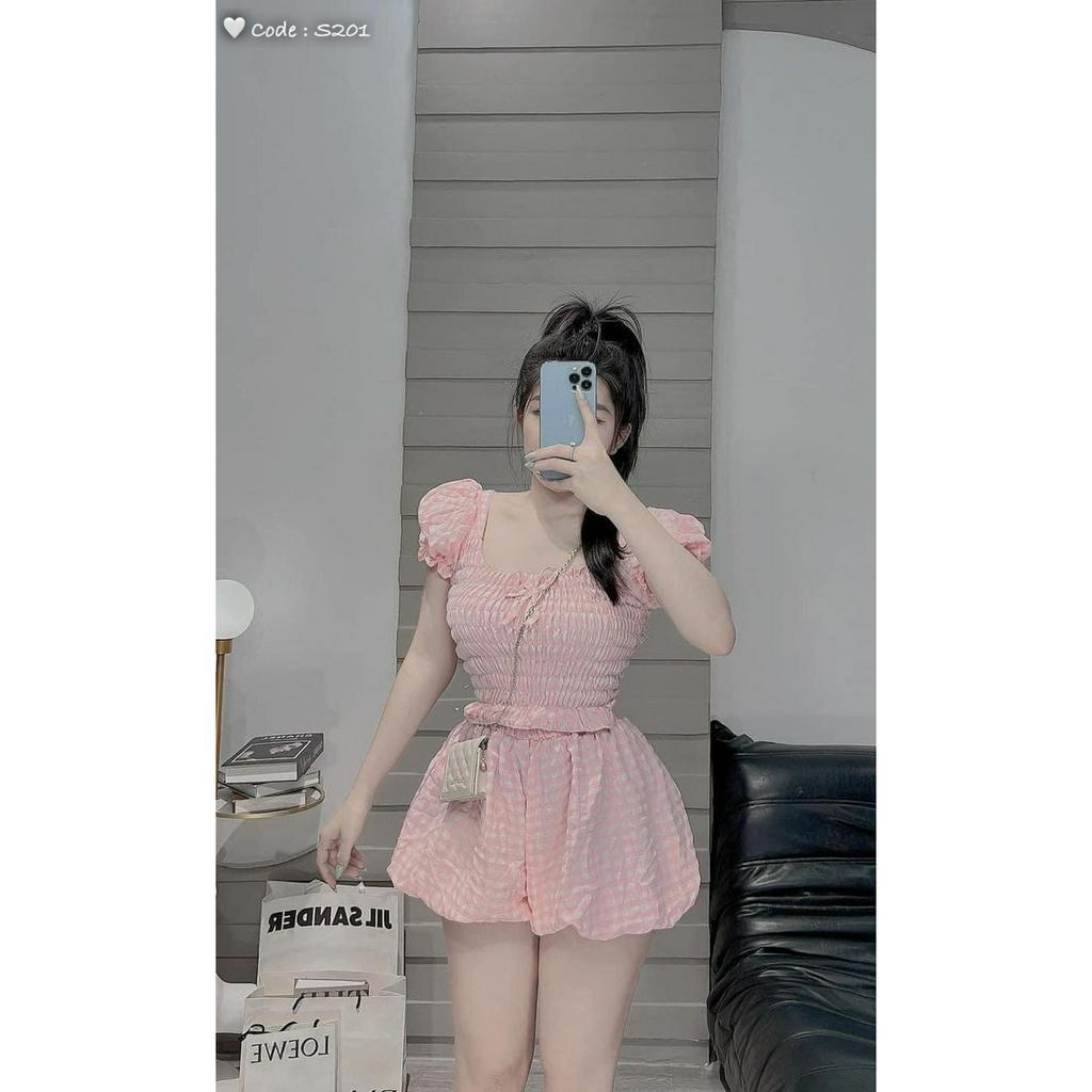 set áo cổ vuông tay phồng quần short bí xòe họa tiết carro