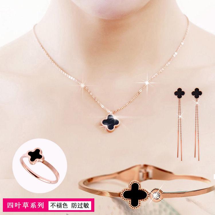 Bộ 4 món hình cỏ 4 lá màu vàng hồng 18k trẻ trung