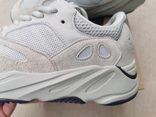 Giày sneaker yeezy boost700 "sail"