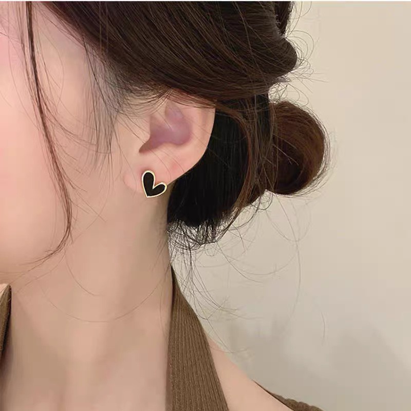 Khuyên tai nữ đơn giản dạng khuyên ngắn hình trái tim đen xinh xắn