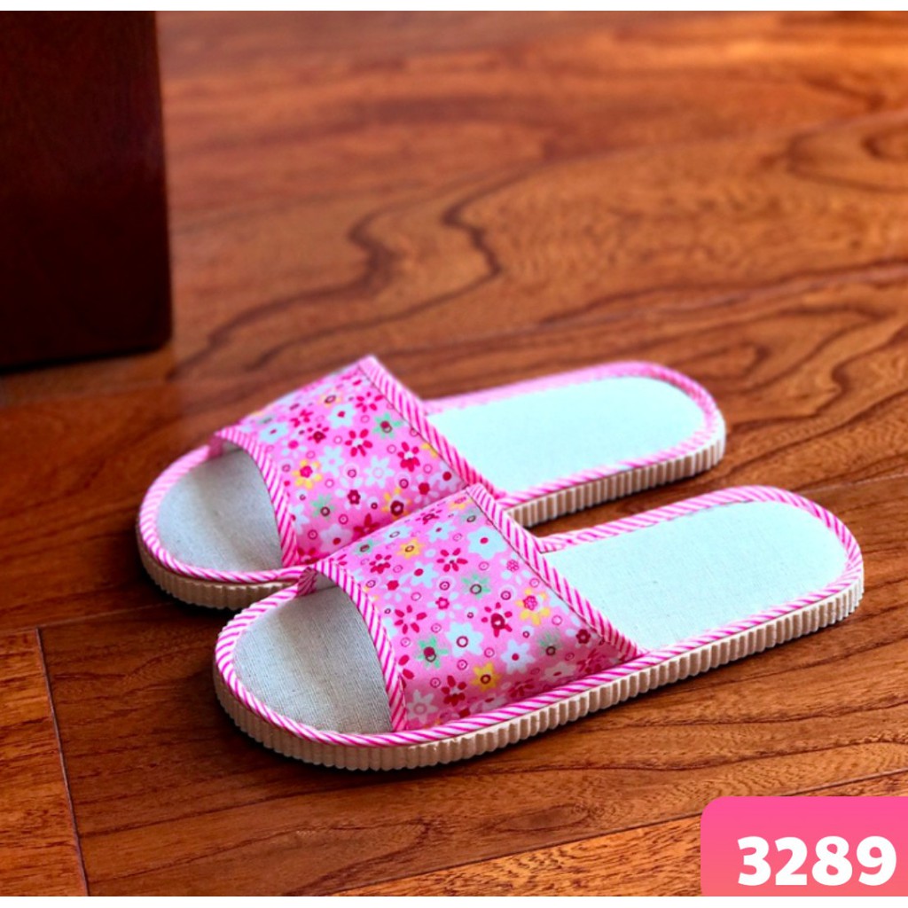 dép chiếu thời trang. giá 50k 1 đôi size nữ nha. thích hợp đi chơi, đi biển.