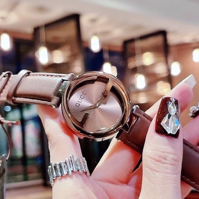 Đồng hồ nữ, Vỏ thép không rỉ, phủ PVD nâu đồng, kính sapphire, máy Quartz với motif chữ G kép. Basic đẹp không cưỡng nổi