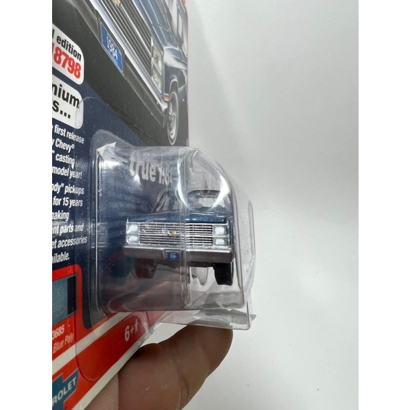 Auto World - 1984 Chevy Silverado - Xe mô hình tỉ lệ 1/64