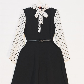 Váy đen tay pha chấm bi