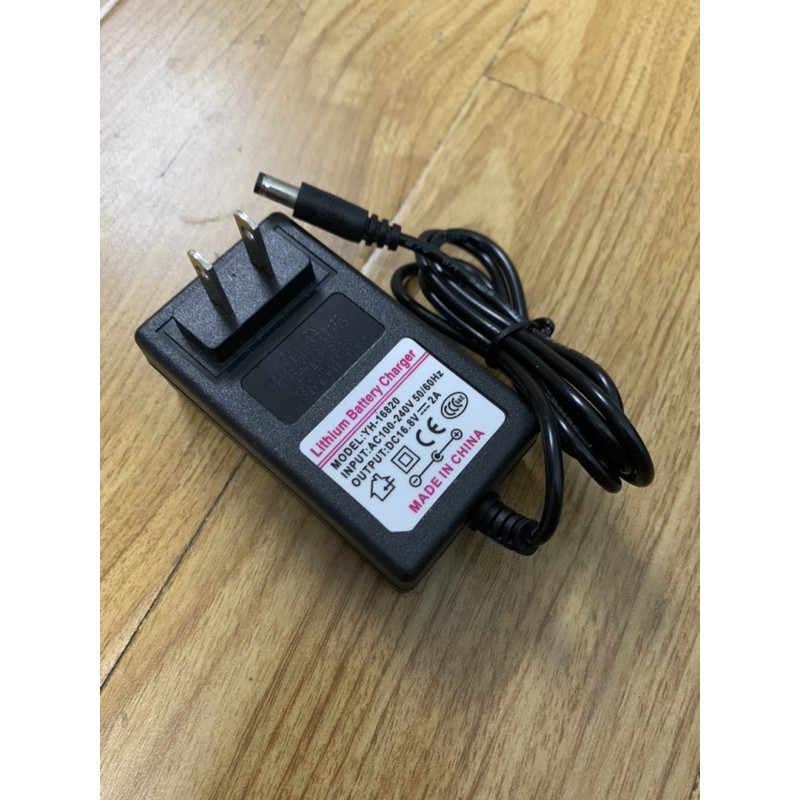 Sạc pin Lion 16,8v - 2A có đèn báo sạc đầy pin