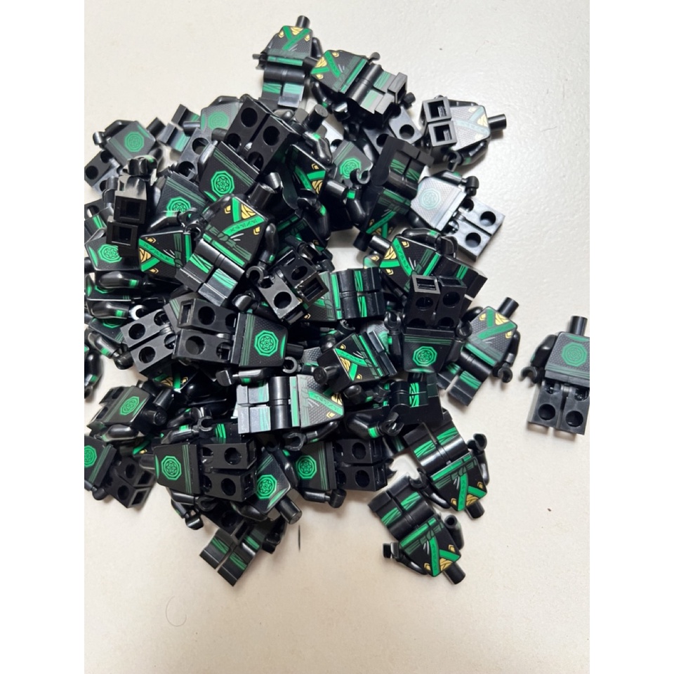 -Lego chính hãng, Áo choàng và chân với Khăn quàng vàng và kim cương, thắt lưng màu xanh lá cây -ID 973pb2785c02