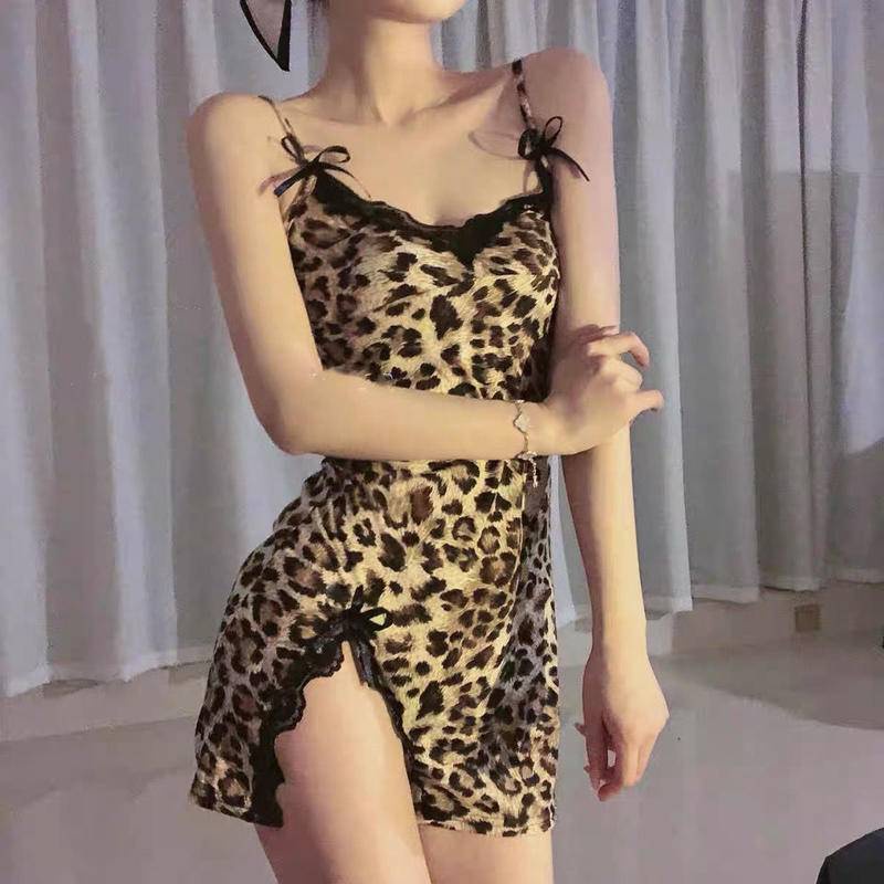 Đầm Ngủ Hai Dây Cổ Chữ V Phối Ren Họa Tiết Da Báo Phong Cách Quyến Rũ