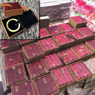 Set 100h gấm chữ tàu đỏ, hoa sen trắng.