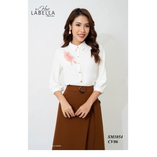 Áo sơ mi Thiết kế cổ đức cài cúc hoa chùm đính kết thủ công chất liệu Lụa Mongtoghi HOA'LABELLA(MA1054)