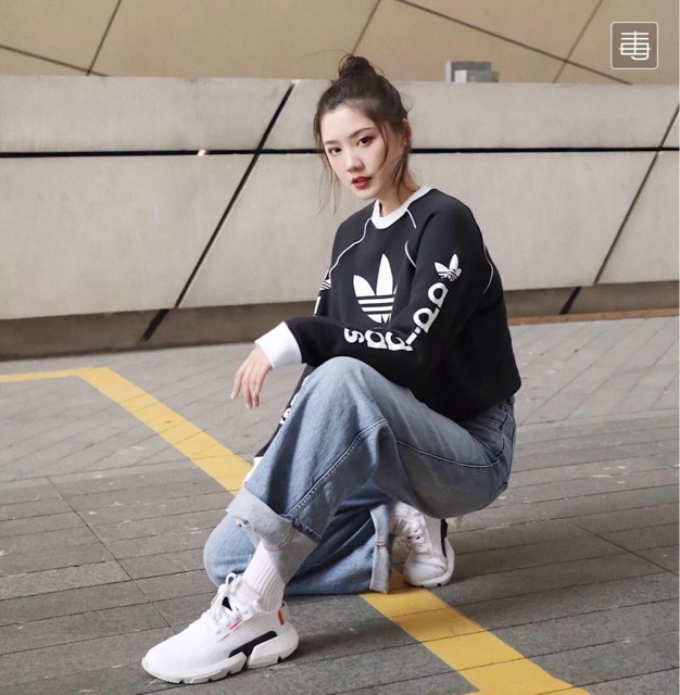 Áo crotop đen logo chữ
