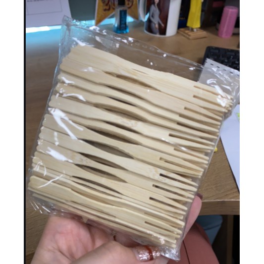 100 Nĩa gỗ nhỏ dài 9cm dùng ăn bánh su tròn, tiramisu, bông lan trứng muối