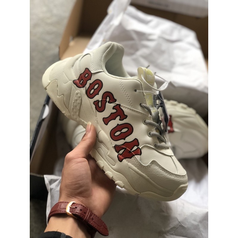 Giày thể thao sneaker in chữ đỏ