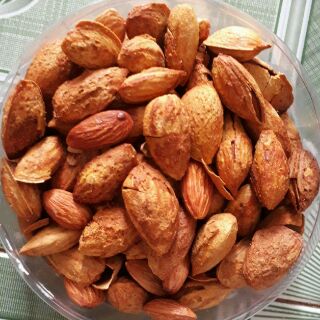 Hạt óc chó mỹ và hạt hạnh nhân